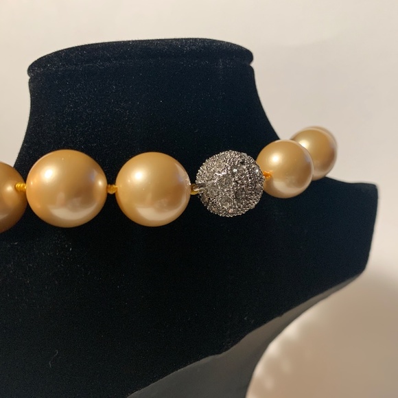 Elegant Shell Pearl Necklace with Magnetic Clasp in Light Honey 15mm - Picture 5 of 8